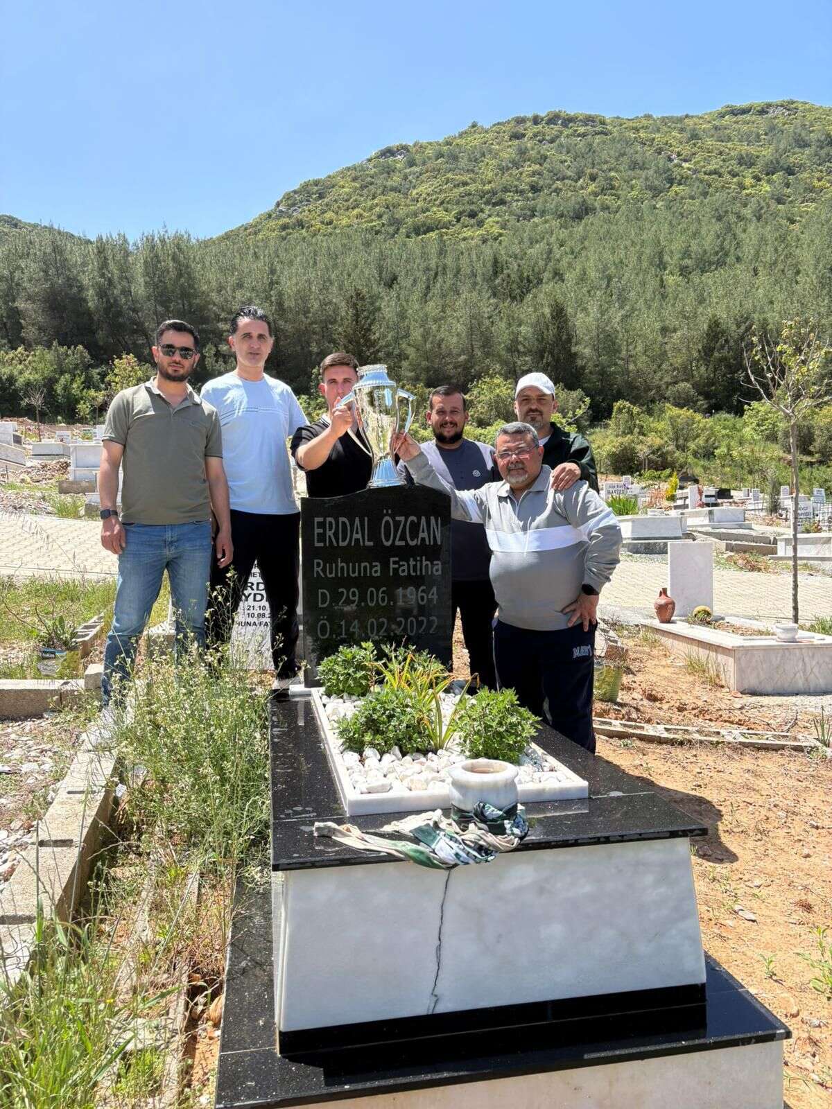 Muğlaspor Taraftarlarından Anlamlı Hareket: Şampiyonluk Kupası Kabirlere Götürüldü 8